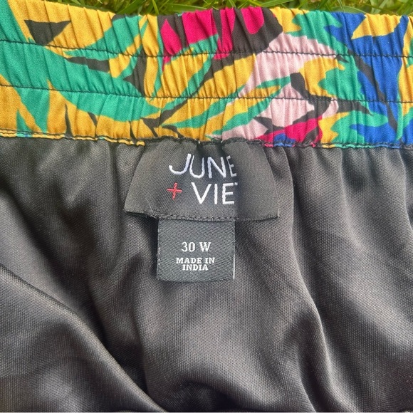 June + Vie Hawaiian Print Skirt Plus Size 30W Elastic Waistband Ruffles Color!! - Picture 2 of 12